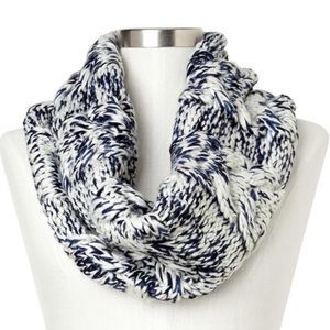 NWOT Chunky Cable Cowl Scarf